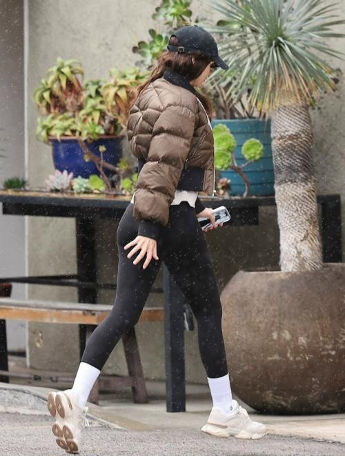 37-Летнюю ану де Армас заметили на улице без макияжа. 04