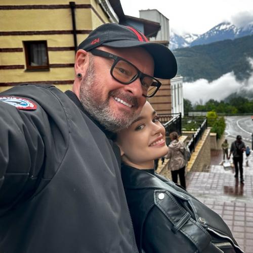 В сети активно обсуждают 49-летнего актера марка Горобца и его 18-летнюю невесту, актрису александрини олексюк. 02