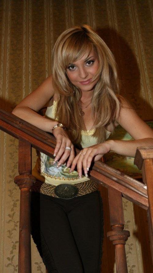 Дарья Сагалова, известная по роли Светы Букиной в сериале Счастливы Вместе, отмечает свой 40-й день рождения. 01