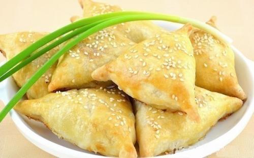 Нежное куриное мясо в хрустящем слоеном тесте. 09