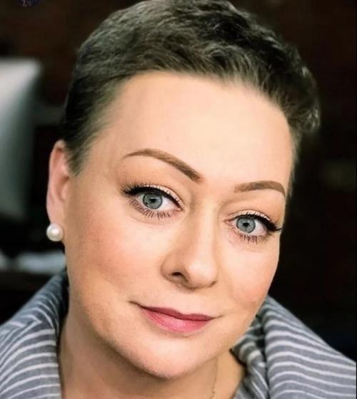 Этой талантливой актрисе уже 48 лет. 04