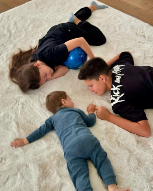 Сын прилучного поздравил актера с днем отца, а Агата муцениеце продолжает ждать сына домой. 04