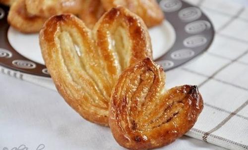 Ушки и элементарный рецепт для слоеного теста.