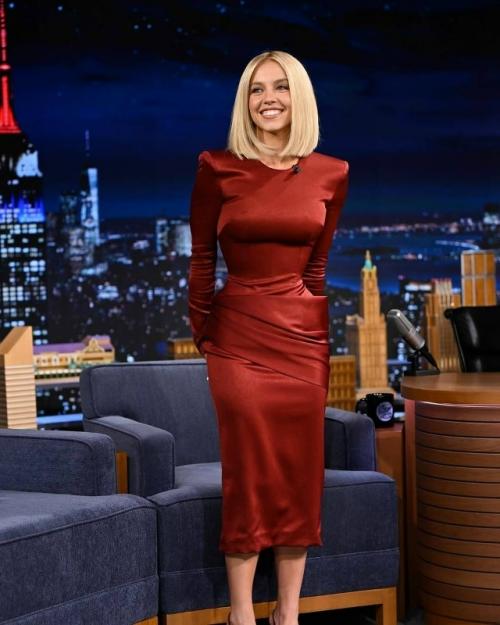 Сидни Суини стала гостьей вечернего шоу с Джимми фэллоном, и ее появление вызвало настоящий фурор! 02