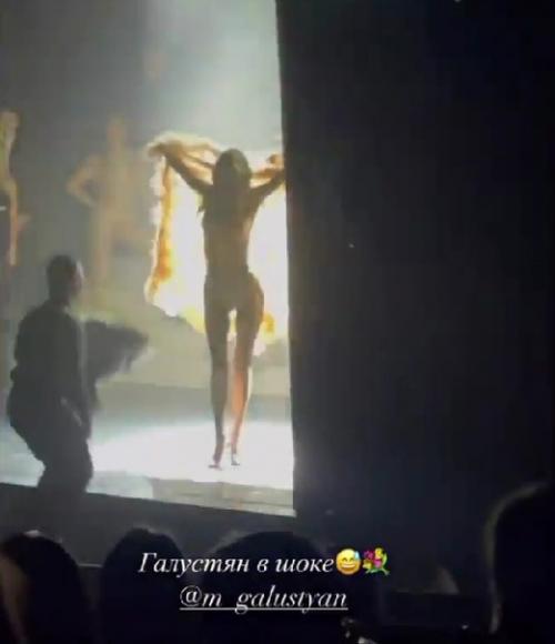 Абсолютно нага!  Екатерина Варнава накидку перед ошарашенным Михаилом галустяном распахнула. 02