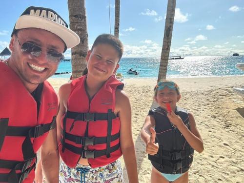 Сын прилучного поздравил актера с днем отца, а Агата муцениеце продолжает ждать сына домой. 03