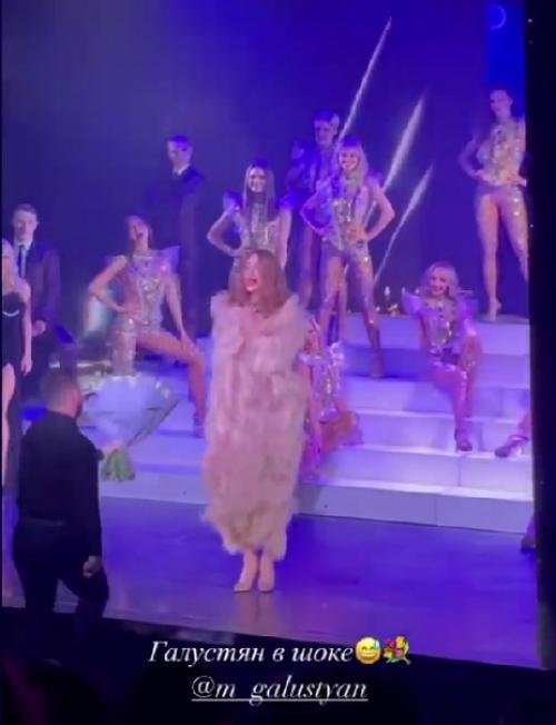 Абсолютно нага!  Екатерина Варнава накидку перед ошарашенным Михаилом галустяном распахнула. 01