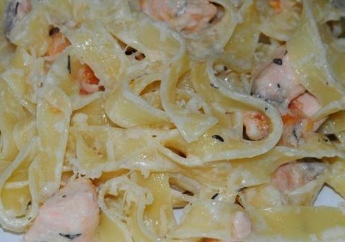 Фетучини с семгой в сливочном соусе.

