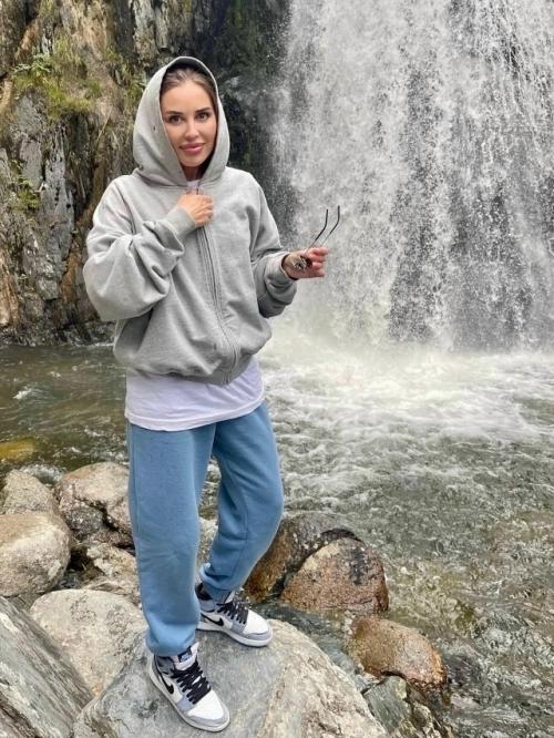 Сохранила красоту и фигуру: в свои 41 год актриса Юлия Михалкова выглядит молодо и стильно.  