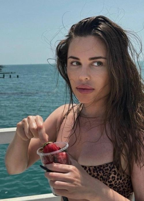 Сохранила красоту и фигуру: в свои 41 год актриса Юлия Михалкова выглядит молодо и стильно. 02