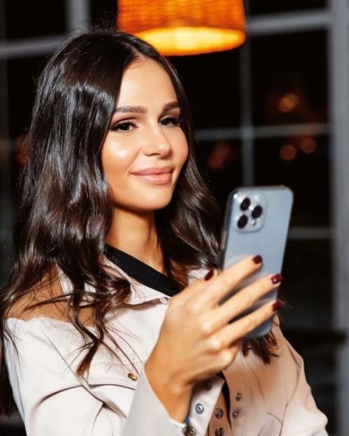 Футболист артем Дзюба не позволяет своей жене пользоваться социальными сетями. 01