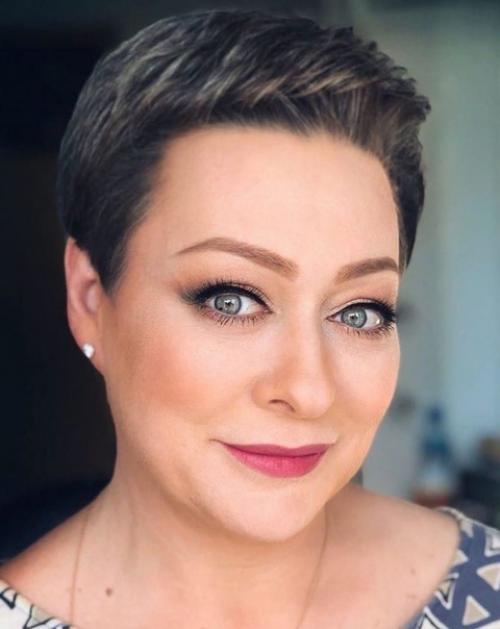 Этой талантливой актрисе уже 48 лет. 01