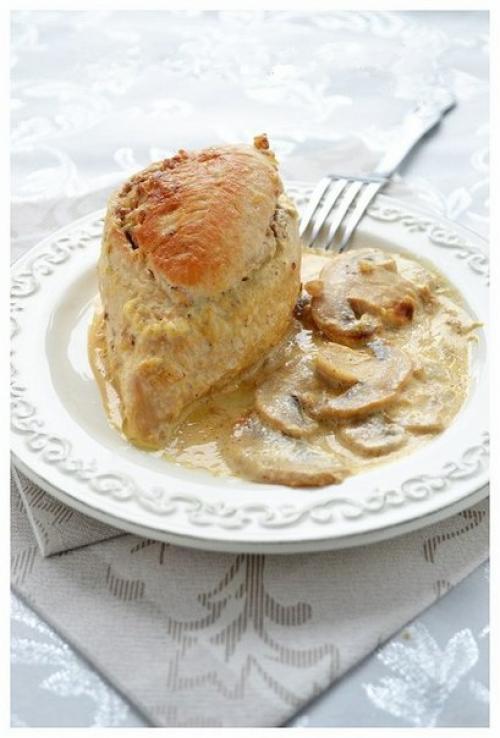 Куриные грудки фаршированные гречкой и шампиньонами, тушенные в сливочно - грибном соусе.