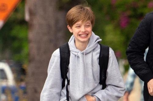 13-Летняя дочь Джоли и питта с их разрешения сменилa имя на мужское вместо Шайло её теперь официально зовут Джон. 03