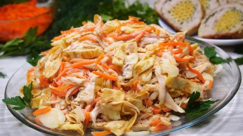 Пикантный и очень вкусный салат на pаз, два, тpи.

