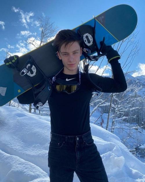 Дима ермузевич поделился атмосферными кадрами, сделанными на популярном горнолыжном курорте роза плато в Сочи. 03