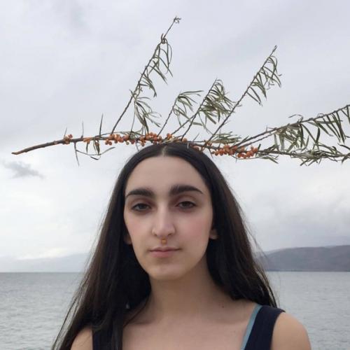 Эту модель зовут армине арутюнян и она стала лицом Gucci. 02