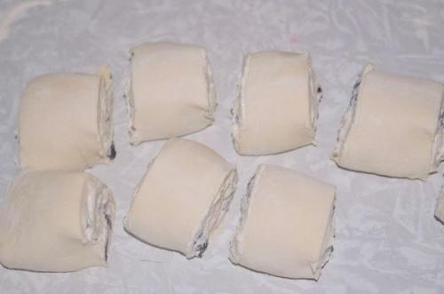 Вкусные булочки из слоеного теста с творогом и изюмом. 02