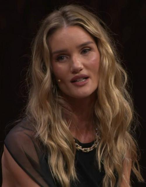 В сети обсуждают неожиданно изменившуюся внешность роузи хантингтон - уайтли. 01