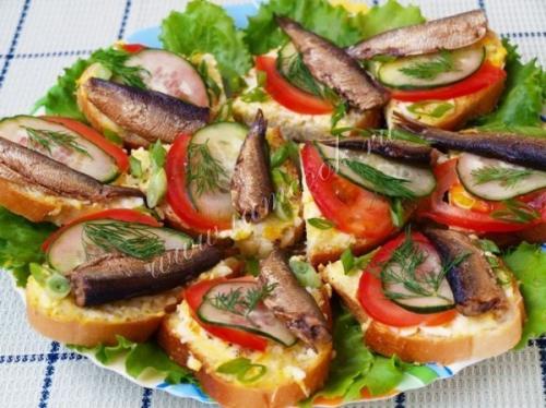 Праздничные бутерброды со шпротами. Праздничные бутерброды со шпротами.