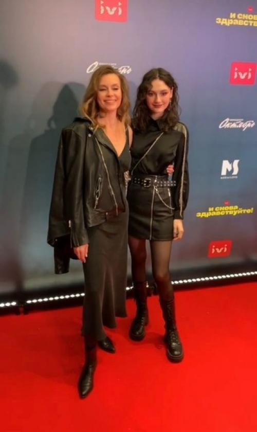 Аглая Тарасова в коже, Ирина Чеснокова в рваных колготках. 02