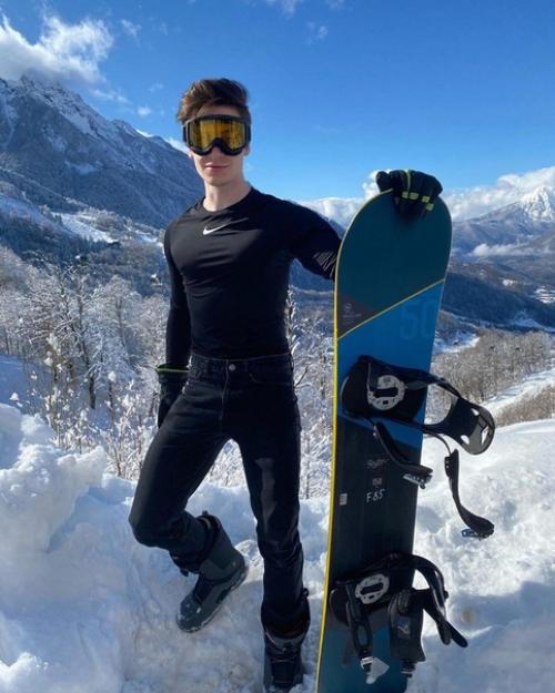 Дима ермузевич поделился атмосферными кадрами, сделанными на популярном горнолыжном курорте роза плато в Сочи. 02