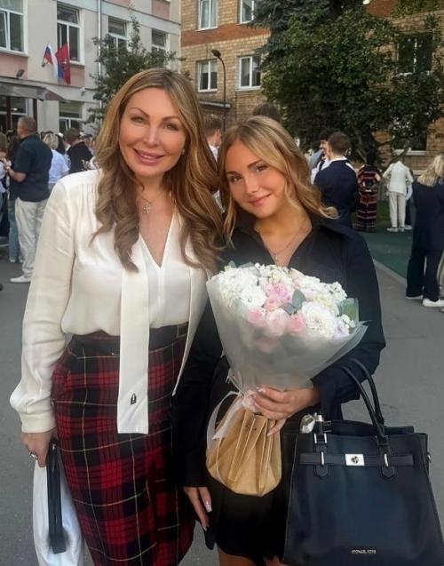 Время летит: Наталья Бочкарёва показала уже совсем взрослых детей. 01