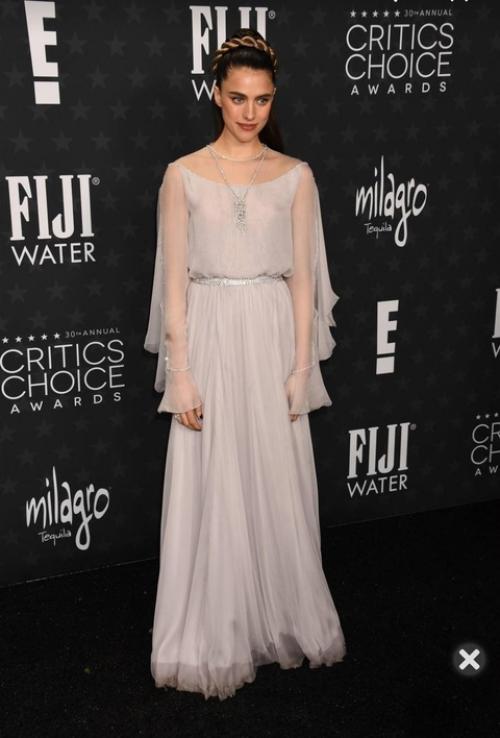 Мы предлагаем выбрать лучший наряд кинопремии Critics Choice Awards 2025. 03