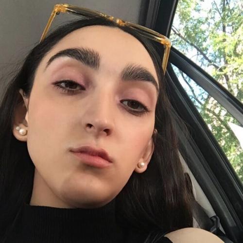 Эту модель зовут армине арутюнян и она стала лицом Gucci. 01