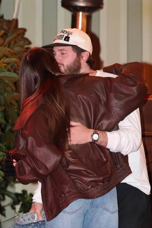 София вергара в 53 года снова в центре внимания - актрису заметили на свидании с 33-летним испанским актёром Мануэлем Вегой.  