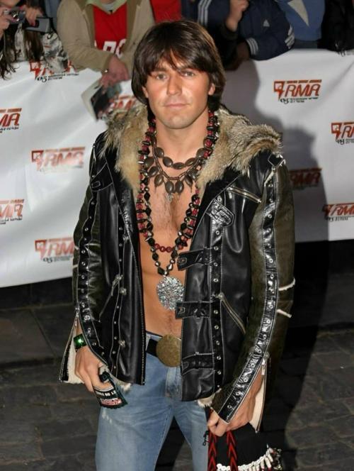 Гламур ушёл, не прощаясь - только стразы осыпались по дороге.

