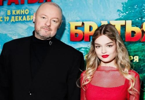 49-Летний режиссёр Марк Горобец впервые появился на публике с 18-летней невестой Александрой олексюк. 03