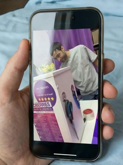 Недавно в сети появилась фотография, на которой актер Аслан бижоев, известный по своей роли в популярном сериале, работает за кассой в магазине. 01