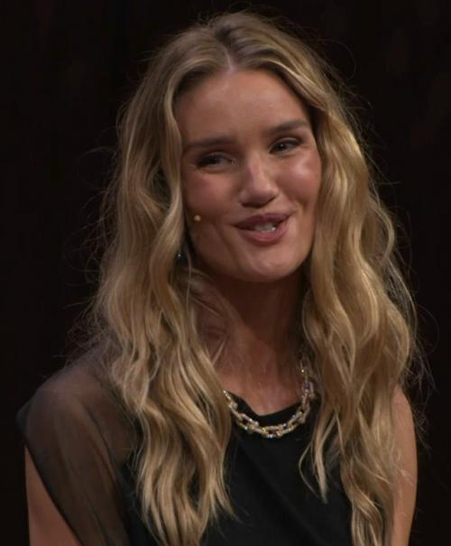 В сети обсуждают неожиданно изменившуюся внешность роузи хантингтон - уайтли.

