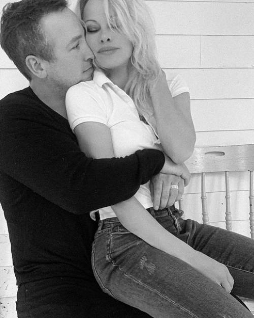 Красотка Памела Андерсон снова невеста! 03