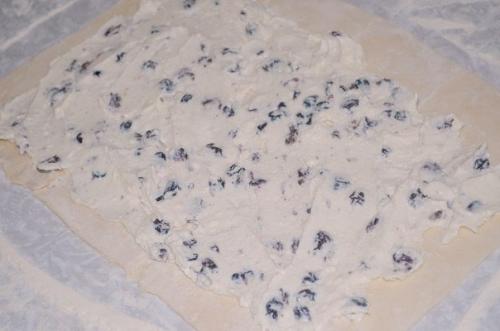 Вкусные булочки из слоеного теста с творогом и изюмом. 01