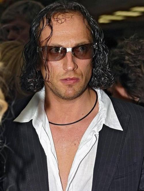 Гламур ушёл, не прощаясь - только стразы осыпались по дороге. 05