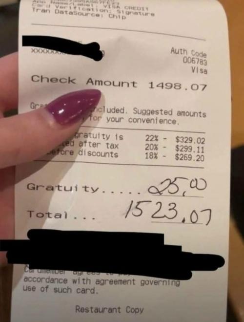 Американец поужинал, получил счёт почти на $1498 и увидел подсказку: чаевые 20% - $299. 01