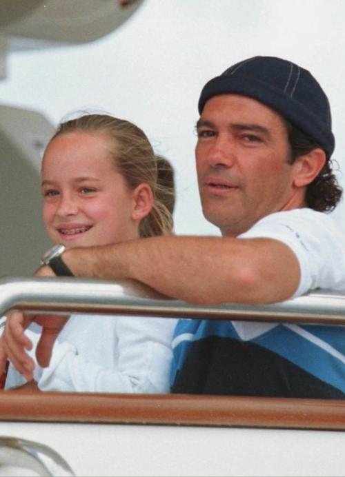 Антонио бандерас и дакота Джонсон - один из самых трогательных примеров того, что настоящая семья строится не на биологии, а на искренней любви. 01