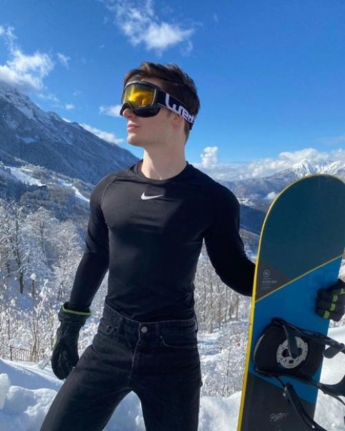 Дима ермузевич поделился атмосферными кадрами, сделанными на популярном горнолыжном курорте роза плато в Сочи.