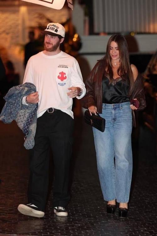 София вергара в 53 года снова в центре внимания - актрису заметили на свидании с 33-летним испанским актёром Мануэлем Вегой. 01