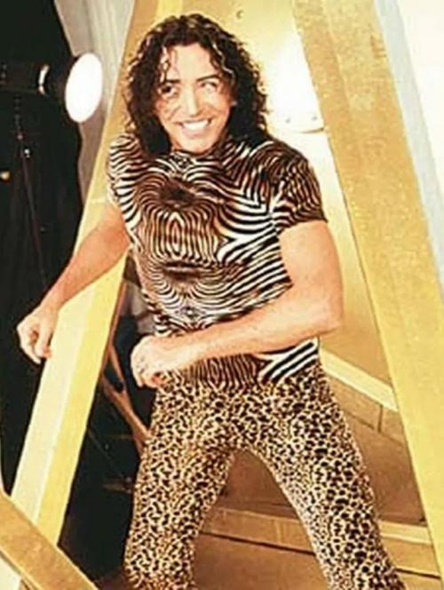 Гламур ушёл, не прощаясь - только стразы осыпались по дороге. 03