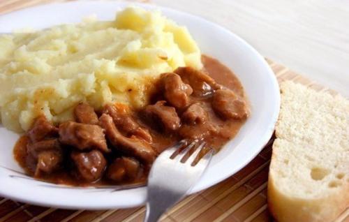 Гуляш с подливкой и картофельным пюре как в садике. Гуляш с подливкой и картофельным пюре как в садике.