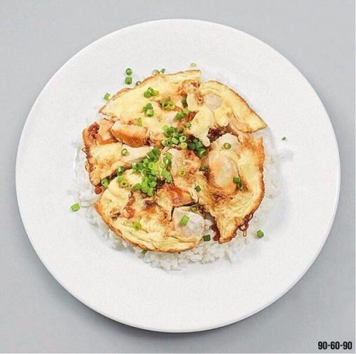 Японский омлет с рисом и курицей.