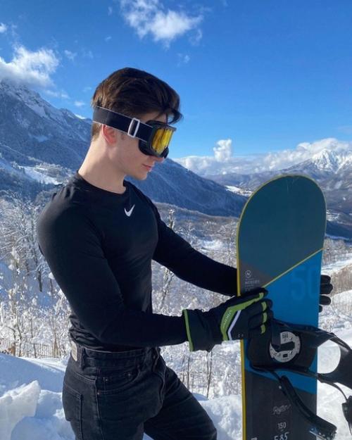 Дима ермузевич поделился атмосферными кадрами, сделанными на популярном горнолыжном курорте роза плато в Сочи. 01