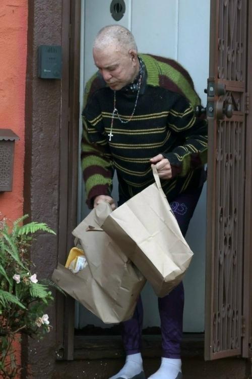 Папарацци засняли 73-летнего актёра Микки рурка у входа в его дом, который он, возможно, скоро покинет.  