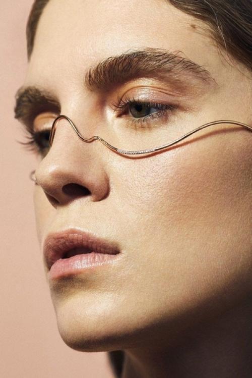 Все эти мешающие на лице штуки это украшения, созданные американским дизайнером. 04