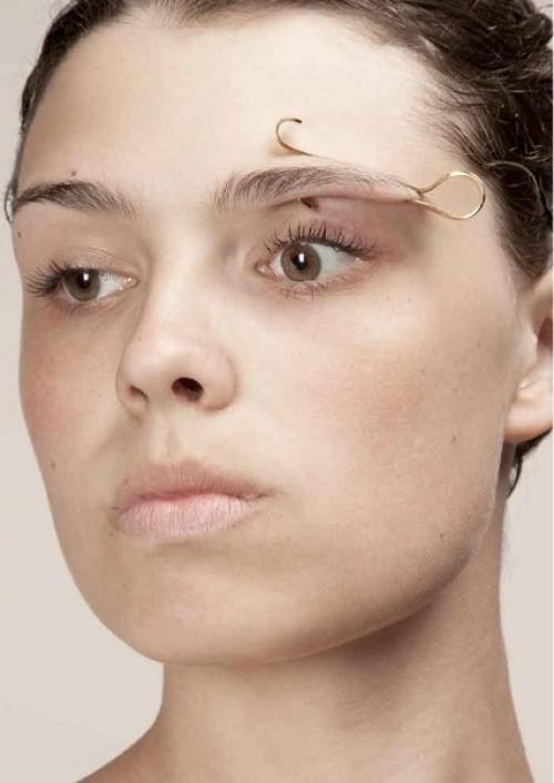 Все эти мешающие на лице штуки это украшения, созданные американским дизайнером. 01