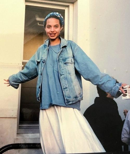 До того как Анджелина Джоли стала послом доброй воли и примерной матерью большого семейства, она была настоящей бунтаркой. 

