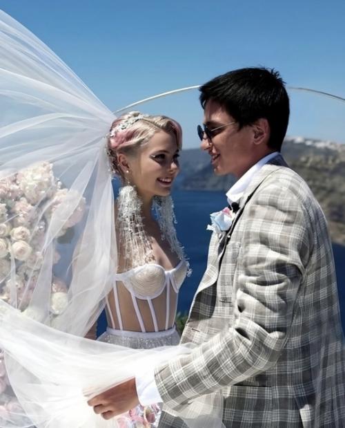 Елена Шейдлина, известная актриса и телеведущая, недавно поделилась с поклонниками важной новостью о завершении своего 15-летнего брака с Евгением. 01